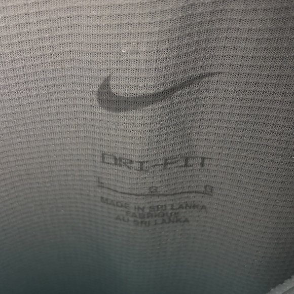 Long sleeve Nike dry fit top very lightweight for working out/running - Picture 3 of 8